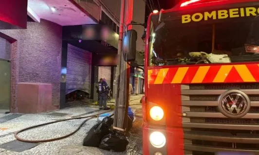 Incêndio em restaurante no Centro de Curitiba mobiliza bombeiros e assusta moradores
