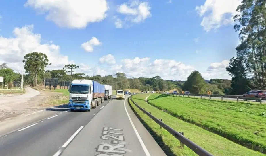 Ônibus do transporte metropolitano pega fogo na BR-277 e causa bloqueio parcial sentido Curitiba