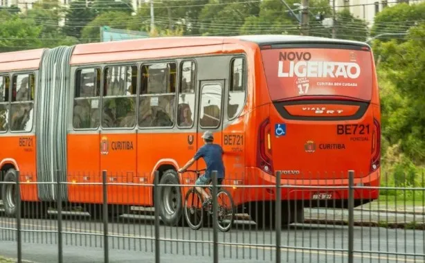 Curitiba regulamenta multas e apreensões para quem for flagrado “pegando rabeira” em ônibus