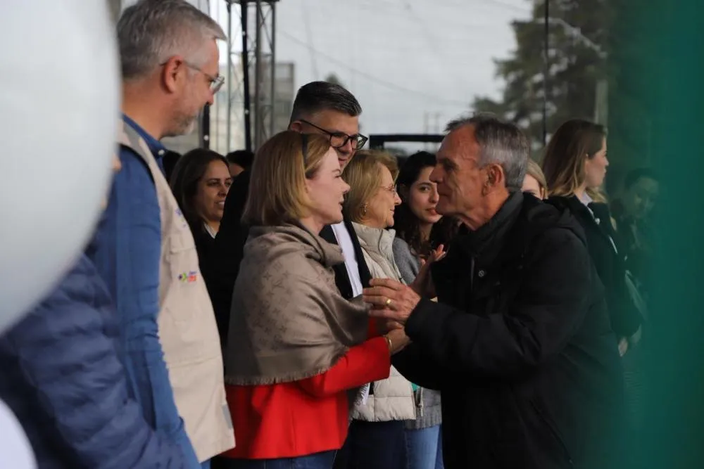 Toninho Wandscheer abraça Gleisi e joga discurso da direita no lixo
