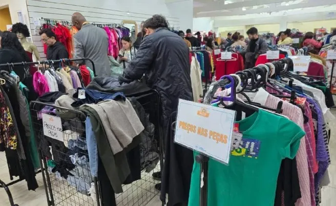 Bazar beneficente em Curitiba vende celulares e eletrônicos apreendidos com preços baixos