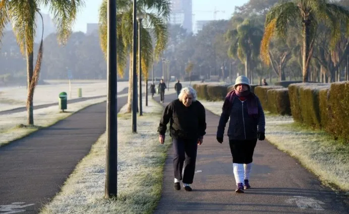 Massa de ar polar mantém frio em Curitiba e Paraná segue com risco de geada