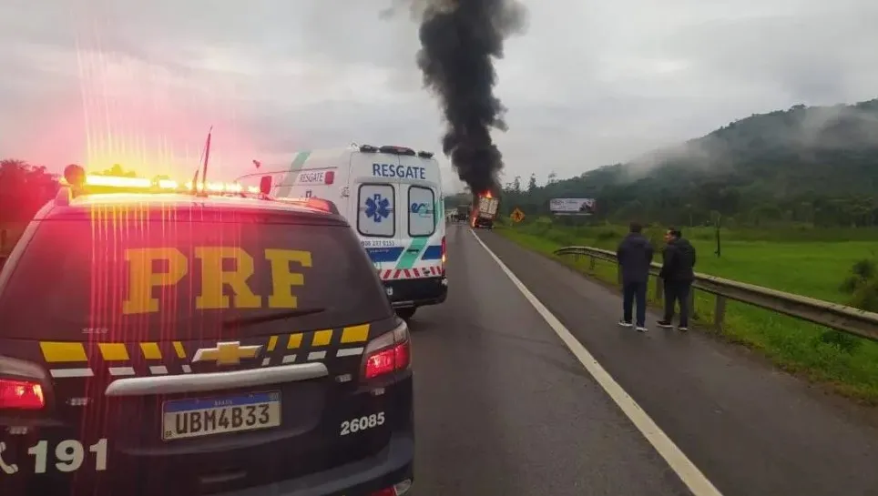 Incêndio em carreta provocou bloqueio total da BR-277 e causou congestionamento no Paraná