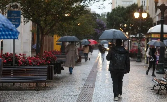 Chuva retorna a Curitiba e frio continua nos próximos dias; veja a previsão