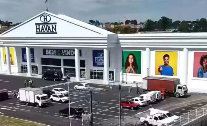 Muro da nova Havan em Curitiba é pichado dias após limpeza feita por Luciano Hang