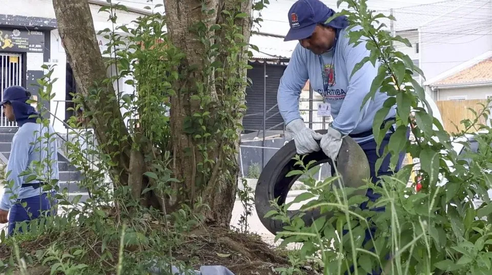 Mutirão contra dengue terá recolhimento de entulhos em bairro de Curitiba