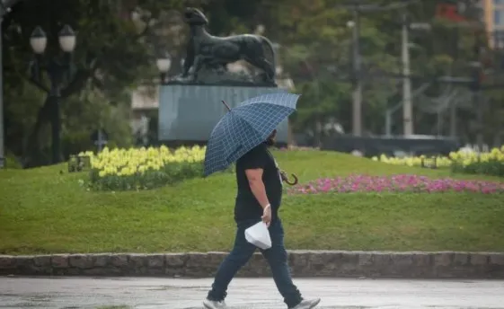 Sol aparece em Curitiba, mas mudança no tempo já tem data para atingir o Paraná