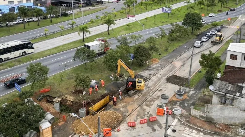 Obras e bloqueios mudam rotina de motoristas em várias regiões de Curitiba