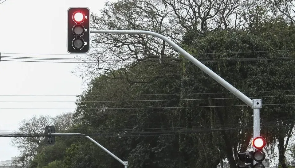 Novo semáforo começa a funcionar em cruzamento do Bom Retiro em Curitiba