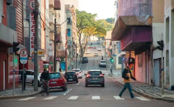 Rua do novo Cine Lido começa a passar por revitalização no Centro de Curitiba