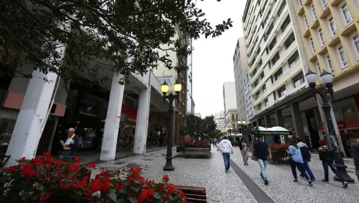 Curitiba amanhece gelada e terça-feira terá céu fechado e sensação de frio o dia todo