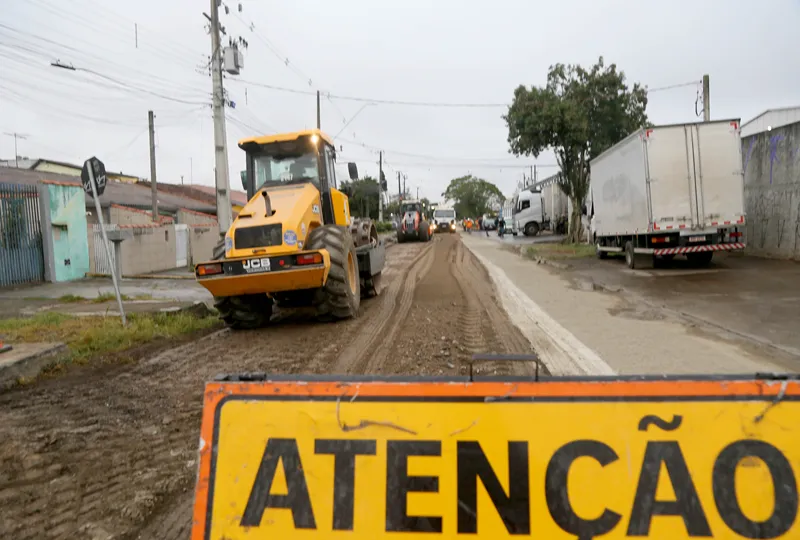 Moradores do Hauer comemoram chegada do novo asfalto em ruas do bairro