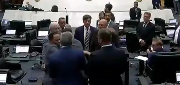 Confusão entre deputados marca sessão na Assembleia do Paraná
