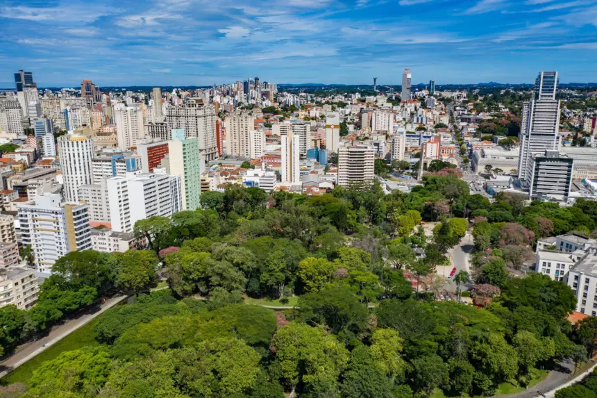 Feriado terá tempo firme no Paraná, mas frente fria deve trazer chuva no fim de semana