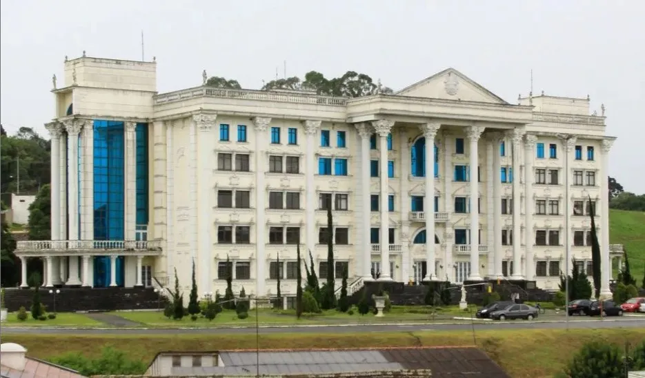 Antigo campus da Uniandrade em Curitiba será leiloado com lance inicial de R$ 100 milhões