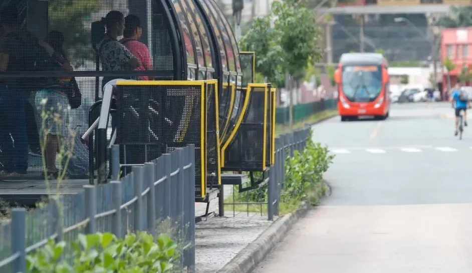 Curitiba registra aumento de vandalismo em estações-tubo e terminais de ônibus